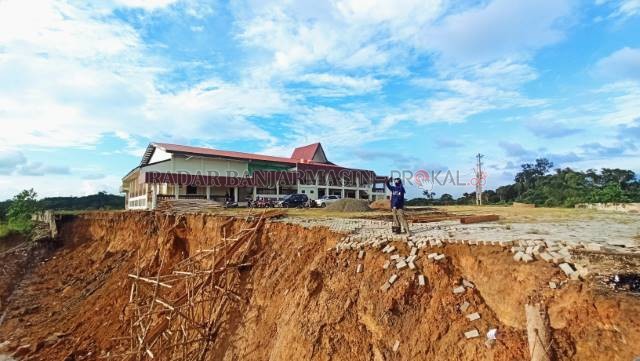 JEBOL: Kondisi siring halaman Gedung Budaya Garuda Maharam Balangan yang Jebol dan tengah diperbaiki. | FOTO: WAHYUDI/RADAR BANJARMASIN