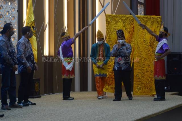 PANGGUNG SANDIWARA: Agar beda, seremoni pelantikan DK diramaikan pementasan Mamanda. Seni teater asli Banjar. Bahkan wali kota ikut bermain.