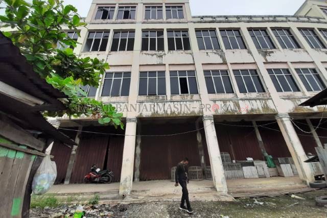 KUMUH: Gedung BTC di Jalan Pramuka, seberang terminal induk Banjarmasin. BTC dibangun pada zaman wali kota Sofyan Arpan. Foto diambil akhir pekan tadi.