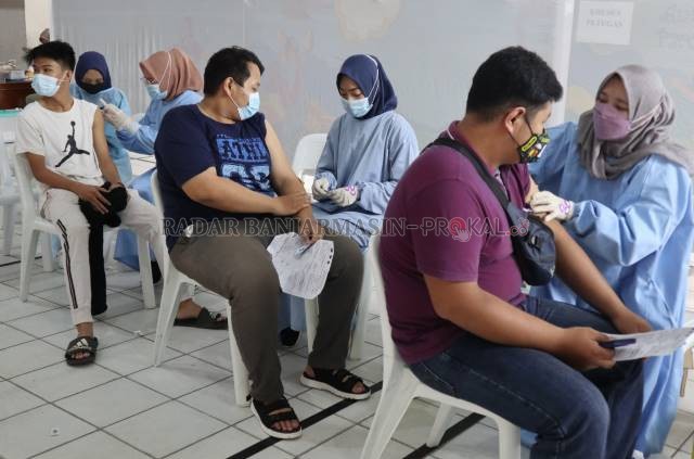 VAKSINASI: Warga menerima suntikan vaksin di Gereja Batu, Jalan Lambung Mangkurat, kemarin (6/9). Program vaksin merdeka ini digagas Polri.