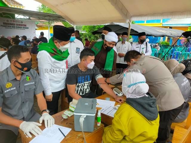 DILINGKUNGAN PONPES: Program vaksinasi Covid-19 dihelat di dua Ponpes di Kota Banjarbaru dan berbarengan dengan empat ponpes lainnya di Kalsel. | Foto: Muhammad Rifani/Radar Banjarmasin