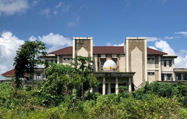 MANGKRAK: Kawasan perkantoran Pemkab Kotabaru yang kini terhenti pembangunannya.