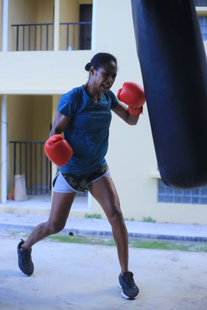 BERLATIH KERAS: Petinju putri Kalsel Silpa Lau Ratu saat menjalani latihan di Banjarbaru, tepatnya di Sasana tinju Brimob Banjarbaru.