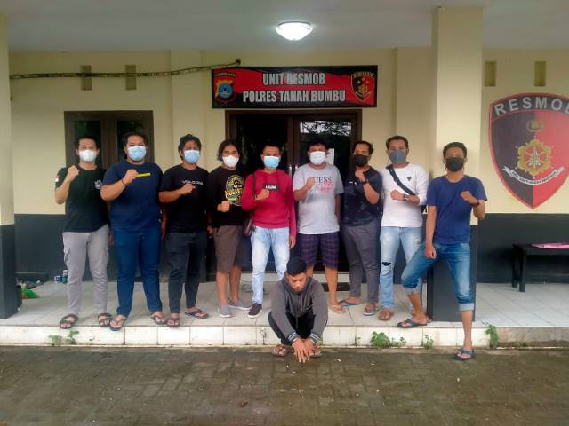 TAK BERKUTIK: RH (jongkok) ditangkap di Kecamatan Kusan Hilir, Tanah Bumbu. Ia diburu aparat karena mencuri uang warung di Paringin, Balangan.