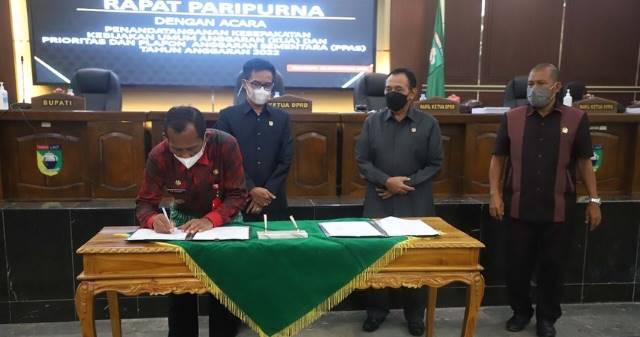 KESEPAHAMAN : Penandatanganan nota kesepahaman antara Bupati Tala HM Sukamta dengan Ketua DPRD Tala Muslimin, disaksikan wakil ketua satu dan dua DPRD, H Atmari dan H Rahimullah.