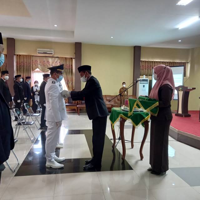 TANGGUNG JAWAB: Bupati Tanah Laut HM Sukamta melantik pejabat administrator dan pengawas.