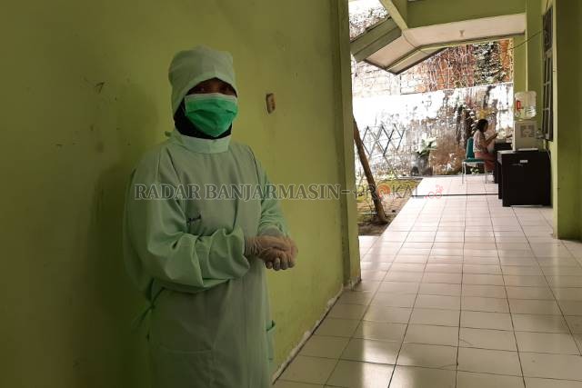 ISOTER: Seorang perawat berjalan melintasi lorong gedung. Berhenti di depan sebuah kamar, seorang perempuan tua membukakan pintu.