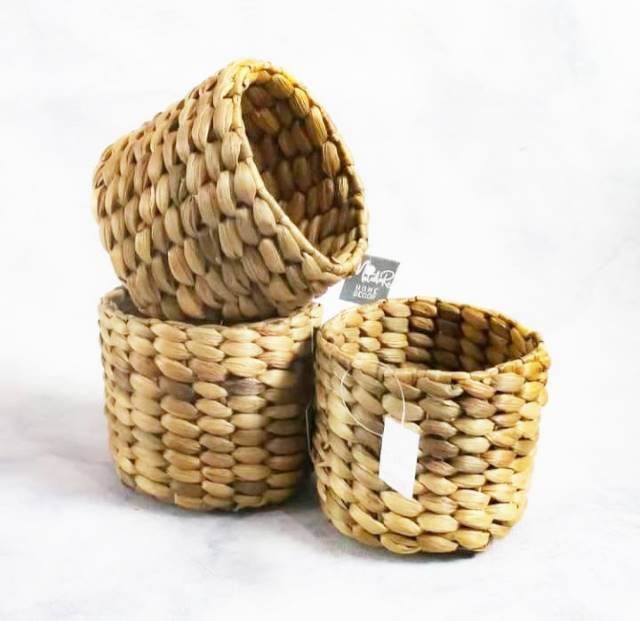 KERAJINAN: Ilung alias eceng gondok bisa diolah menjadi sebuah kerajinan yang mampu meningkatkan perekonomian UKM di Kalimantan Selatan. | FOTO: Mujisela Creatif