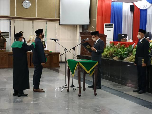 WAKIL RAKYAT: H Aminullah Wibisono saat dilantik ketua DPRD Tanah Laut Muslimin sebagai anggota dewan pengganti antar waktu, Rabu (8/9). | Foto: Norsalim Yahya/Radar Banjarmasin