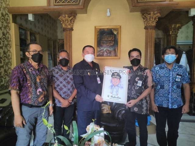 AKRAB: Manajemen Radar Banjarmasin berpose bersama Wakil Gubernur Kalsel Muhidin di kediaman Kompleks Bunyamin Permai, Banjarmasin, kemarin. | FOTO: RIZKY/RADAR BANJARMASIN