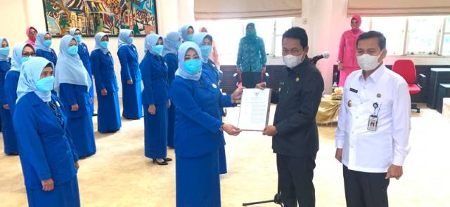 PELANTIKAN: Bupati Balangan, Abdul Hadi (tengah) bersama Wabup Balangan, Supiani (kanan) menyerahkan SK Kepengurusan GOW kepada Ketua GOW Balangan, Megawati. | FOTO: MC FOR RADAR BANJARMASIN