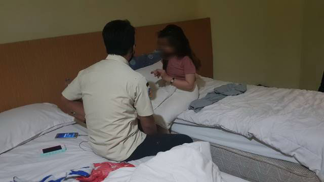 INTEROGASI: Petugas Satpol PP menginterogasi gadis michat di salah satu hotel di Tanah Bumbu, Rabu (8/9) malam.