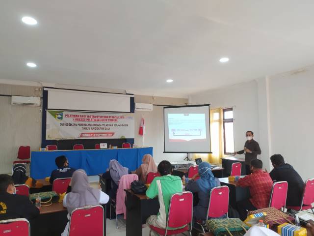 BEKAL: Para instruktur LPKS di Tala mengikuti pelatihan di aula Disnakerind Tala, Selasa (7/9).
