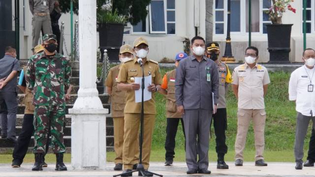 ARAHAN : Bupati Balangan, Abdul Hadi (tengah) saat memberikan arahan pada apel bersama seluruh Kepala Desa. | FOTO: WAHYUDI/RADAR BANJARMASIN.