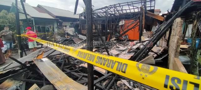 SISA ARANG: Garis polisi di lokasi kebakaran di Jalan Gubernur Soebardjo. Dugaan sementara, kebakaran disebabkan korsleting listrik. | FOTO: MAULANA/RADAR BANJARMASIN