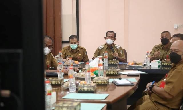 STRATEGI : Bupati Tala HM Sukamta memimpin rapat bersama SKPD dan para camat untuk menurunkan status level PPKM.