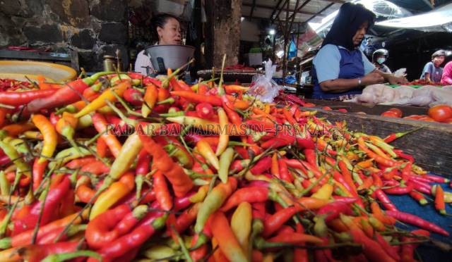 PEDAS: Lapak pedagang cabai di Pasar Sentra Antasari, Banjarmasin Tengah. Pedagang mengkhawatirkan daya beli masyarakat yang menurun selama PPKM. | FOTO: ENDANG SYARIFUDDIN/RADAR BANJARMASIN