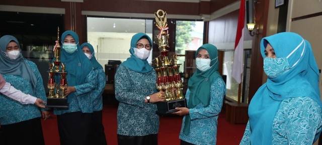 JUARA : Penyerahan piala kepada pemenang lomba oleh Ketua TP PKK Tanah Laut Hj Nurul Hikmah Sukamta.