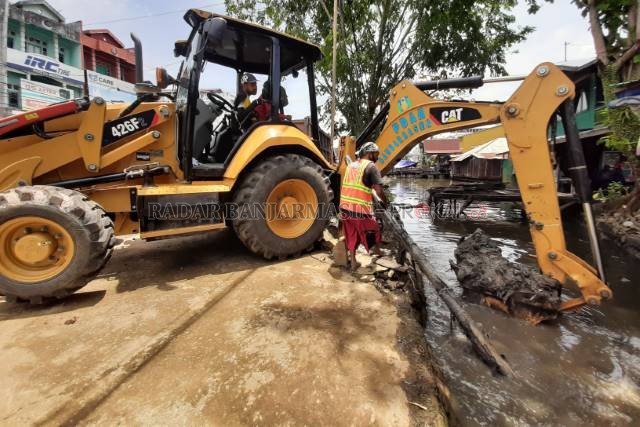 NORMALISASI: Pengerukan sungai di Jalan Veteran, tak lama sesudah banjir yang merendam Banjarmasin Timur menyurut. | FOTO: WAHYU RAMADHAN/RADAR BANJARMASIN