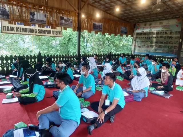BIMBINGAN: Antusias pemuda di Hulu Sungai Tengah (HST) saat mengikuti bimbingan perlindungan sastra lisan. | FOTO: JAMALUDDIN/RADAR BANJARMASIN