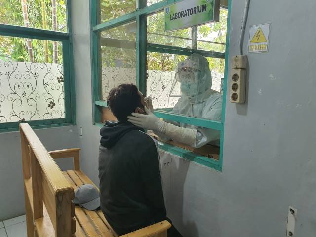 SWAB GRATIS: Pelamar CPNS dan PPPK Kabupaten HSS saat diberikan pelayanan swab antigen gratis di Puskesmas Kandangan untuk mengikuti tes SKD. | FOTO: DINKES HSS FOR RADAR BANJARMASIN