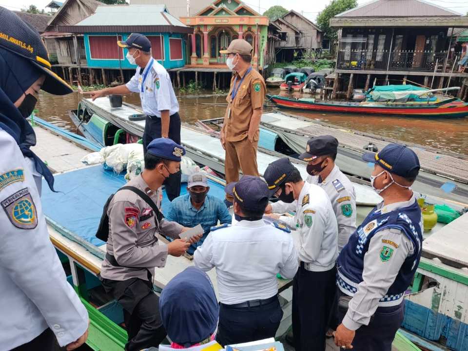 RAZIA: Tim Gabungan LLASD Kabupaten HSU saat melaksanakan giat terpadu di Dermaga Angkutan Sungai Kecamatan Danau Panggang Senin (13/9) siang ini. | Foto: Ist untuk Radar Banjarmasin
