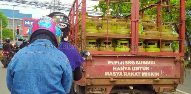 JATAH WARGA MISKIN: Tabung gas 3 kg sudah menjadi masalah klasik di Banjarmasin. Kerap langka dan harganya tak stabil. | FOTO: ENDANG SYARIFUDDIN/RADAR BANJARMASIN