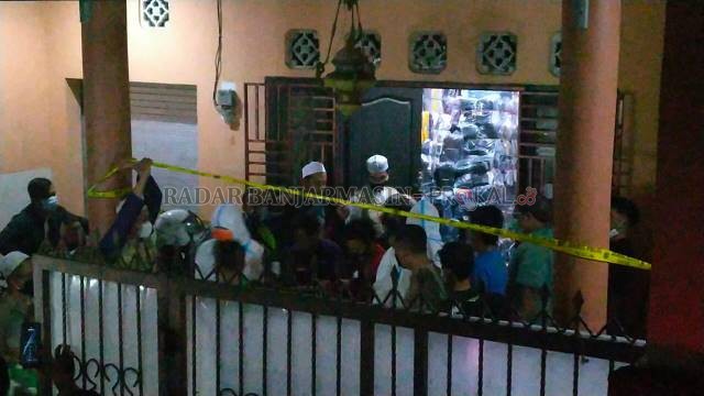 GUDANG MAUT: Inilah TKP yang menewaskan satu keluarga, gudang kaus dan jins di Jalan Ratu Zaleha. | FOTO: MAULANA/RADAR BANJARMASIN