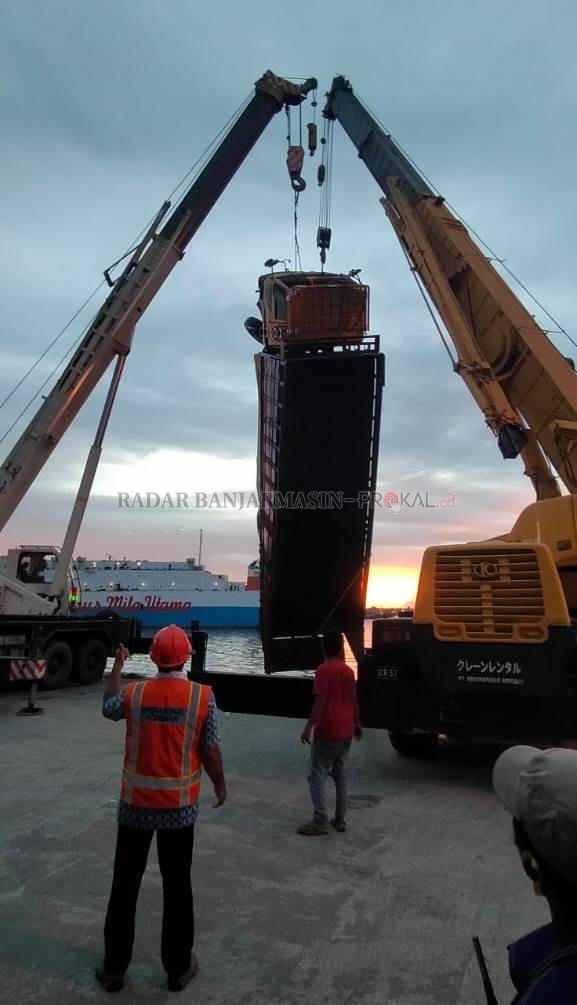 Saat azan magrib berkumandang, evakuasi truk fuso yang terjun ke Sungai Barito di dermaga Pelabuhan Trisakti Bandarmasih pun rampung.