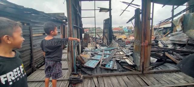 JADI ARANG: Enam rumah di tepian Sungai Martapura, Kelurahan Benua Anyar, terbakar pada Senin (13/9) subuh. | FOTO: MAULANA/RADAR BANJARMASIN