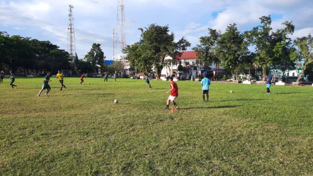 PERSIAPAN DINI: Menghadapi Porprov Kalsel X 2022 di HSS, tim sepak bola Kabupaten Tapin rutin latihan di Lapangan Dwi Dharma Rantau. Latihan dilakukan sejak Maret tadi. | Foto: Askab PSSI Tapin For Radar Banjarmasin.