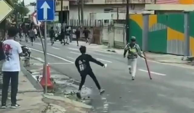 KENAKALAN REMAJA: Tangkapan layar dari video yang merekam tawuran dua kelompok remaja di Siring Pierre Tendean, dekat Menara Pandang.