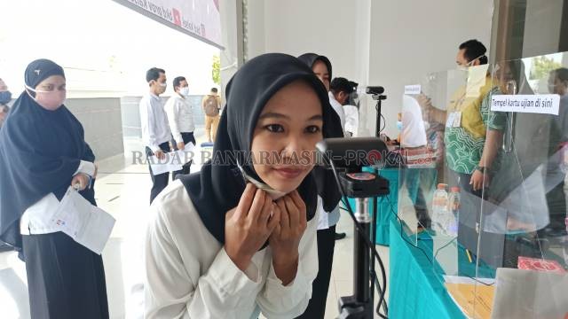 BUKAN SELFIE: Para peserta melakukan pendeteksian wajah menggunakan fitur face recognition dalam Seleksi Kompetensi Dasar (SKD) bagi para Calon Aparatur Sipil Negara (CASN) di lingkungan Pemprov Kalsel, kemarin (14/9). | FOTO:  SUTRISNO/RADAR BANJARMASIN