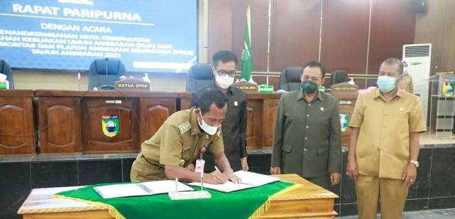 SETUJU: Penandatanganan nota kesepakatan antara Bupati Tala HM Sukamta dan Ketua DPRD Tala Muslimin