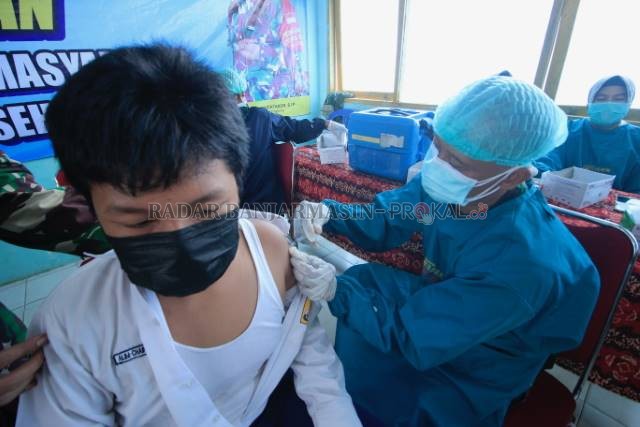 PERSIAPAN PTM: Pelajar di SMPN 5 Kota Banjarbaru disuntik vaksin jenis Sinovac Sabtu (11/9) tadi. Vaksinasi untuk pelajar selanjutnya digelar di SMPN 1 dan SMPN 2 Banjarbaru. | Foto: Muhammad Rifani/Radar Banjarmasin