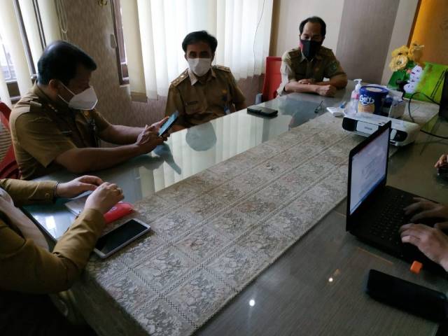 PELAYANAN: Tim penilai Pemprov Kalsel datang ke Disdukcapil Tanah Bumbu, Selasa (14/9).