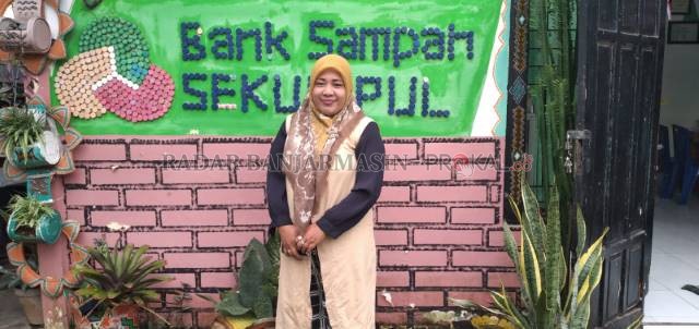 BERJUANG DEMI PENYADARAN MASYARAKAT: Direktris Bank Sampah Sekumpul Dewi Heldayaty ditemui Radar Banjarmasin di kantornya di Gang Berkat Tawakkal, Sekumpul Martapura, kemarin. | Foto: MUHAMMAD AMIN/RADAR BANJARMASIN