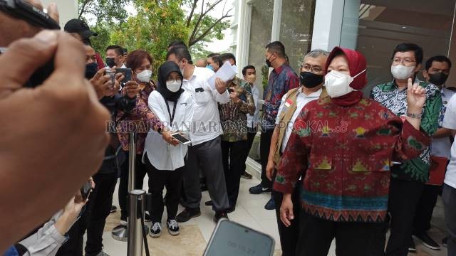 MELEDAK-LEDAK: Menteri Sosial Tri Rismaharin memimpin pemadanan data Program Keluarga Harapan (PKH) dan Bantuan Pangan Non Tunai (BPNT) di Balai Besar Pendidikan dan Pelatihan Kesejahteraan Sosial (BBPPKS) Banjarmasin di Jalan Trikora, Banjarbaru, kemarin