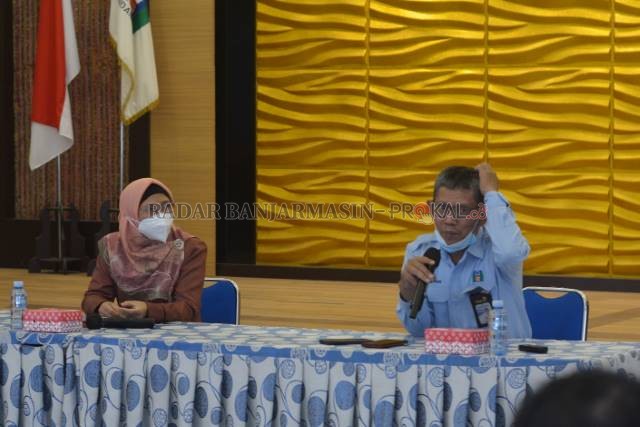 KONFERENSI PERS: Dirum PDAM Bandarmasih, Farida Ariati dan Humas PDAM, Nur Wakhid. | FOTO: WAHYU RAMADHAN/RADAR BANJARMASIN
