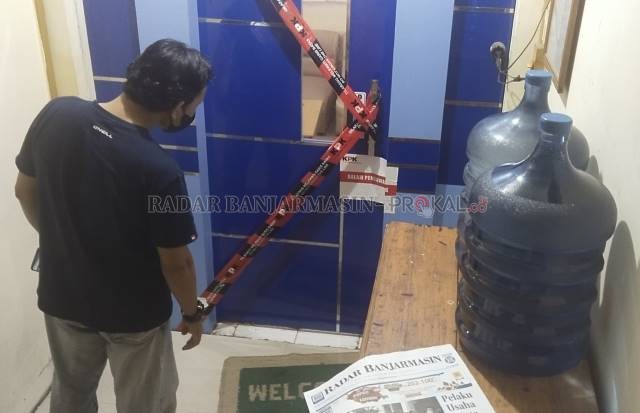 DISEGEL: Sebuah ruangan di Kantor DInas Pekerjaan Umum HSU yang disegel oleh petugas KPK, kemarin. | FOTO: MUHAMMAD AKBAR/RADAR BANJARMASIN