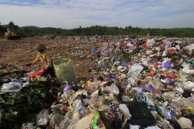 IKUT TERDAMPAK: Banyaknya tempat usaha yang tutup memengaruhi sektor pendapatan retribusi pengelolaan persampahan. | Foto: Muhammad Rifani/Radar Banjarmasin