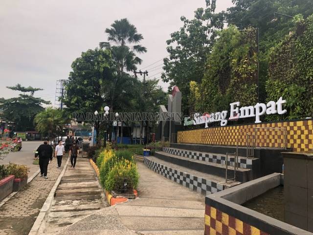 MASIH BARU: Taman Simpang Empat diklaim jadi tempat baru untuk mengabadikan momen. Lokasinya yang terbuka dikhawatirkan rawan dirusak oleh oknum-oknum tak bertanggung jawab. | Foto: Muhammad Rifani/Radar Banjarmasin