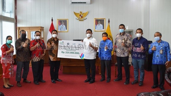 BANTUAN: PLN UIW Kalselteng juga hadir meringankan beban korban banjir melalui bantuan sembako di Kalimantan Tengah | FOTO: PLN FOR RADAR BANJARMASIN.