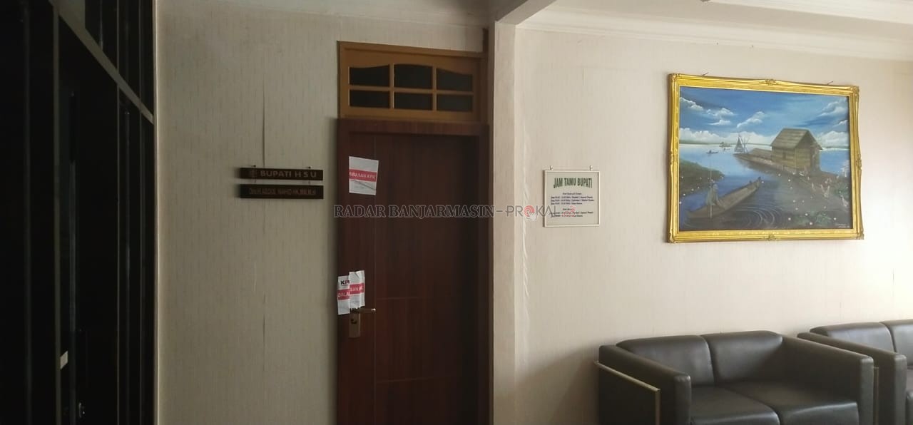 SEPI: Ruang kerja Bupati HSU di lantai dua Setda HSU juga disegel tim KPK yang masih berada di HSU.