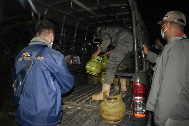 DIAMANKAN : Pengamanan LPG 3 Kg oleh Tim Wastib dari pangkalan yang menjual diatas HET untuk di Bawa kekantor Satpol PP dan Damkar Tala