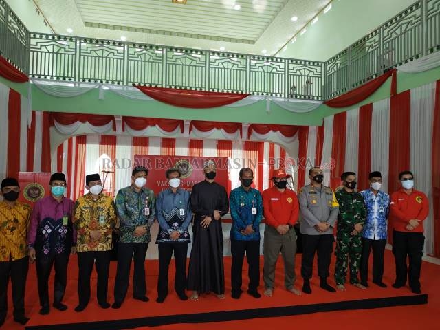 BERSAMA: Foto bersama Bupati Tala HM Sukamta dengan Kabinda Kalse serta jajaran Forkopimda Tala setelah mengikuti monitoring vaksinasi secara virtual oleh Presiden Joko Widodo | Foto: Norsalim Yahya/Radar Banjarmasin