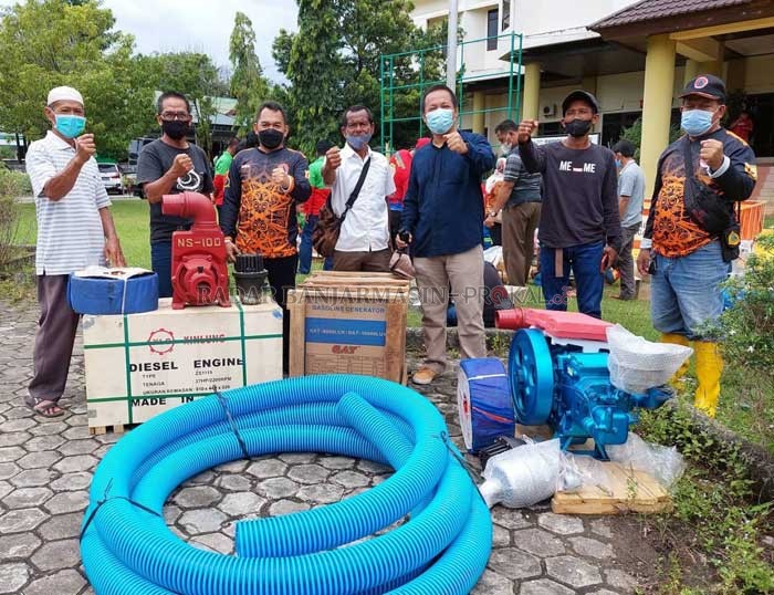 BANTUAN: Fauzan Noor menyerahkan bantuan kepada warga Kampung Iwak Banjarbaru.