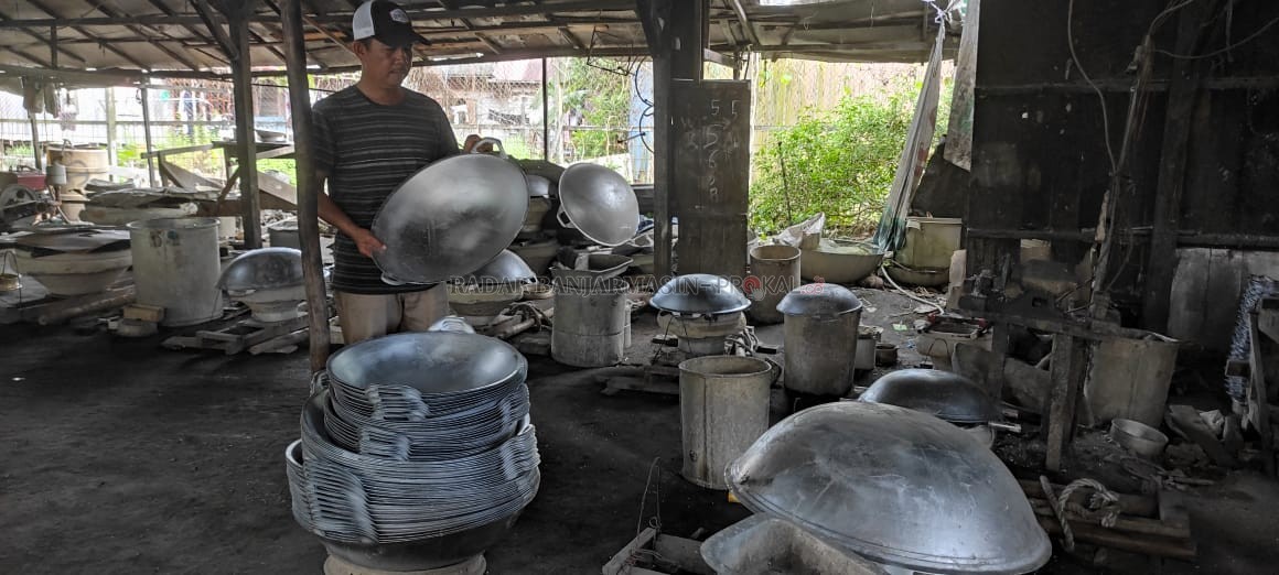 TUNJUKKAN: M Taher menunjukkan rinjing buatannya. Dia sudah membuat rinjing sejak tahun 1975 silam. | FOTO: SALAHUDIN/RADAR BANJARMASIN