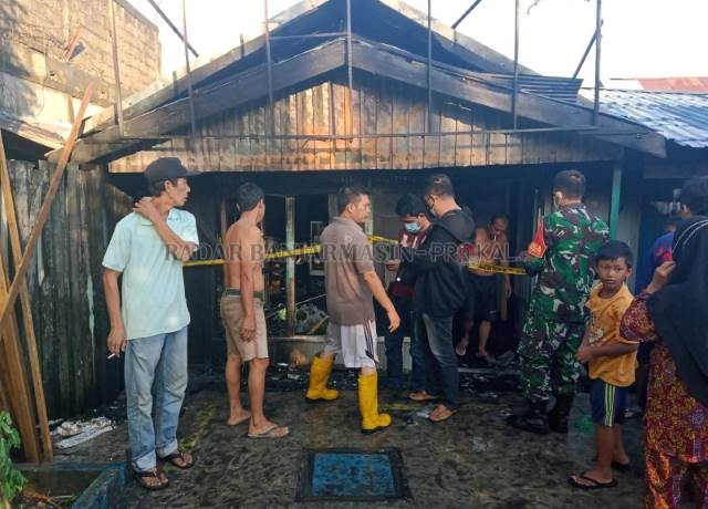 SATU BANGUNAN: Kebakaran tak sempat merambat ke rumah tetangga berkat kesigapan relawan damkar. | FOTO: MAULANA/RADAR BANJARMASIN