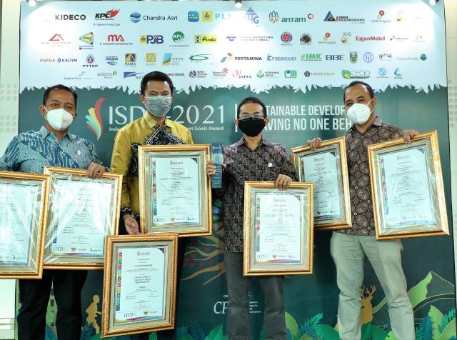 TIM SOLID: (kiri-kanan) Manajer Arutmin Site Satui, Asam-asam, NPLCT dan Kintap saat penerimaan penghargaan ISDA 2021. Tim solid ini juga mewakili penghargaan yang disabet oleh Arutmin Site Batulicin dan Senakin. | FOTO: ARUTMIN FOR RADAR BANJARMASIN.